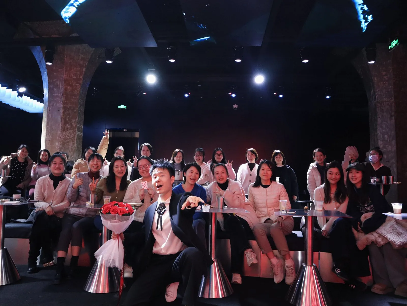 微醺秀魔术师与观众演出后合影